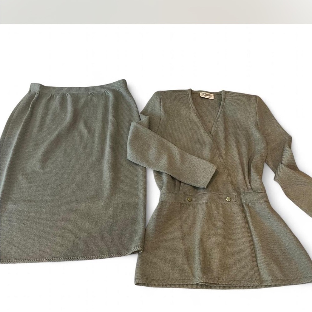 St. John knit sweater and skirt set in good condition